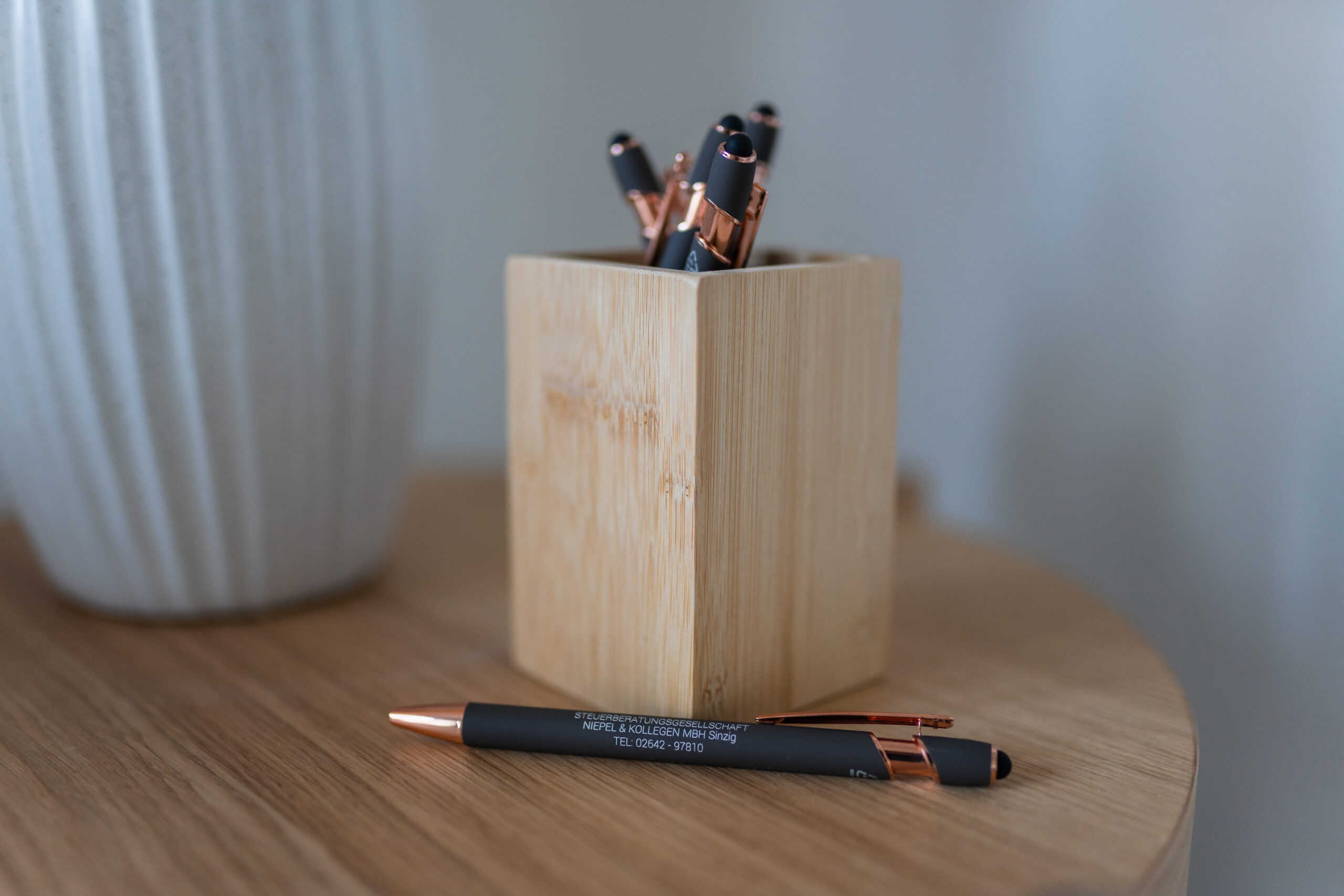 Stiftebecher auf Schreibtisch bei Steuerberatungsgesellschaft Niepel & Kollegen in Sinzig